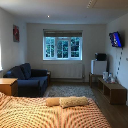 Staines-upon-Thames Large Private Room With En-Suite In The House For Professionals מראה חיצוני תמונה