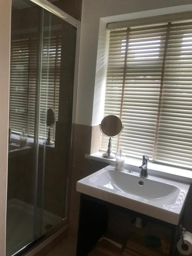 Staines-upon-Thames Large Private Room With En-Suite In The House For Professionals מראה חיצוני תמונה
