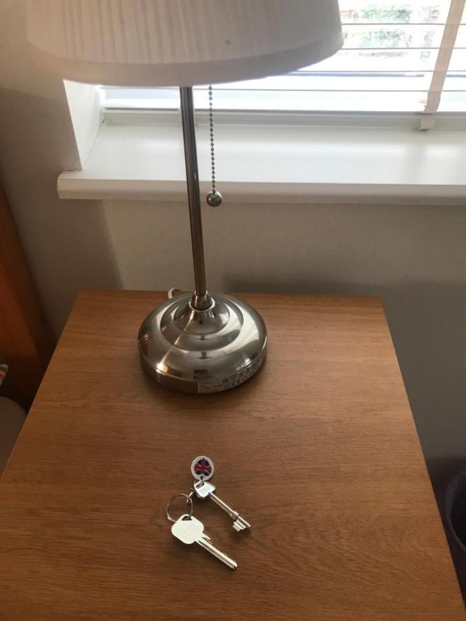 Staines-upon-Thames Large Private Room With En-Suite In The House For Professionals מראה חיצוני תמונה