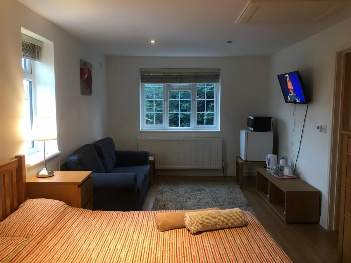 Staines-upon-Thames Large Private Room With En-Suite In The House For Professionals מראה חיצוני תמונה
