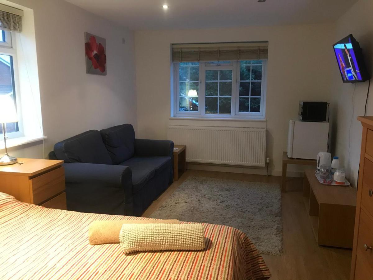 Staines-upon-Thames Large Private Room With En-Suite In The House For Professionals מראה חיצוני תמונה