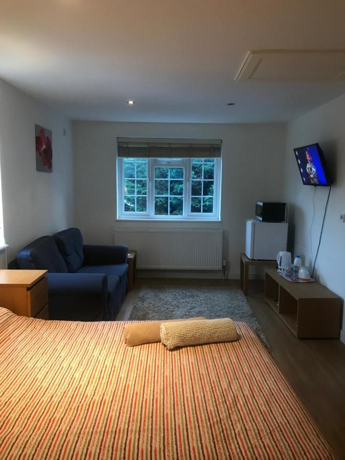Staines-upon-Thames Large Private Room With En-Suite In The House For Professionals מראה חיצוני תמונה