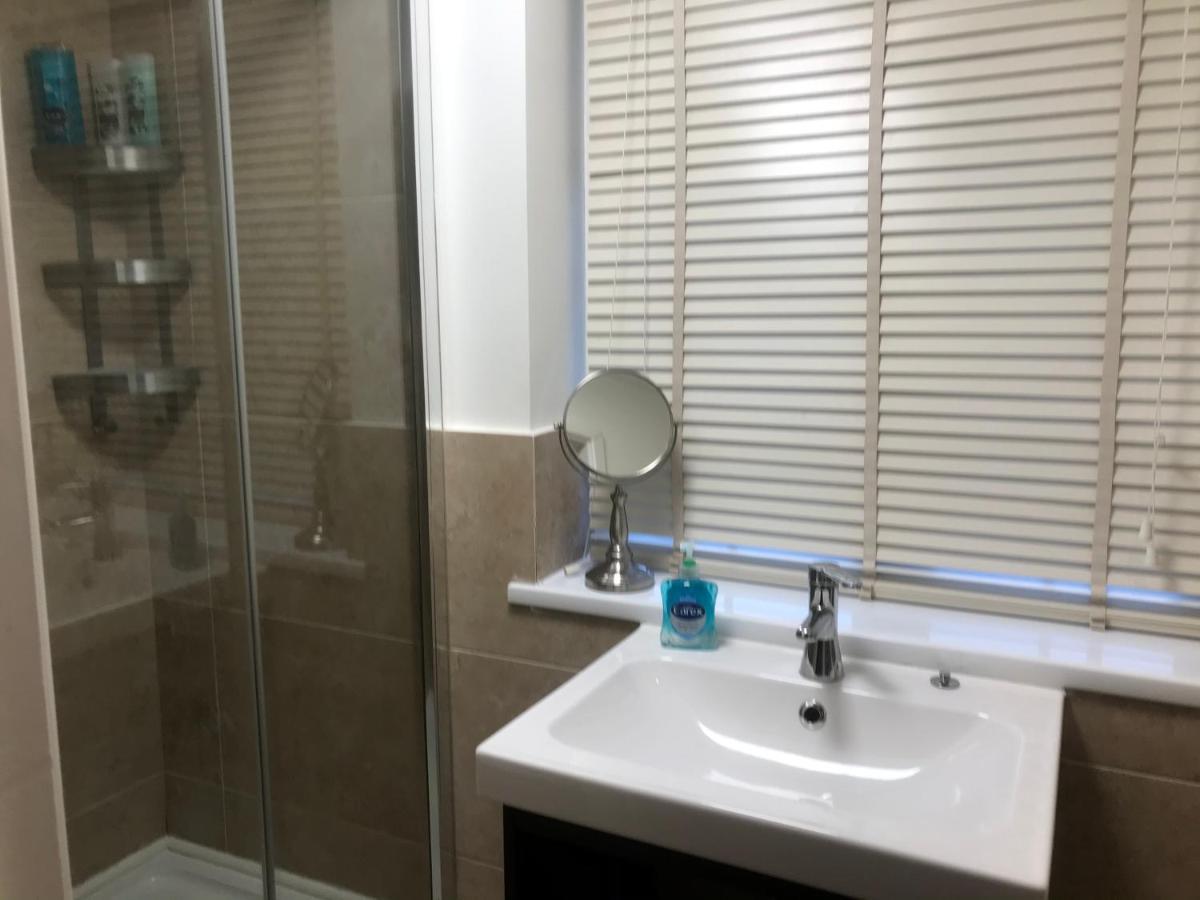 Staines-upon-Thames Large Private Room With En-Suite In The House For Professionals מראה חיצוני תמונה