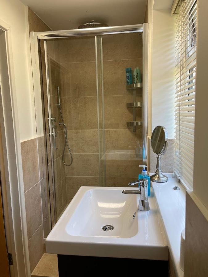 Staines-upon-Thames Large Private Room With En-Suite In The House For Professionals מראה חיצוני תמונה