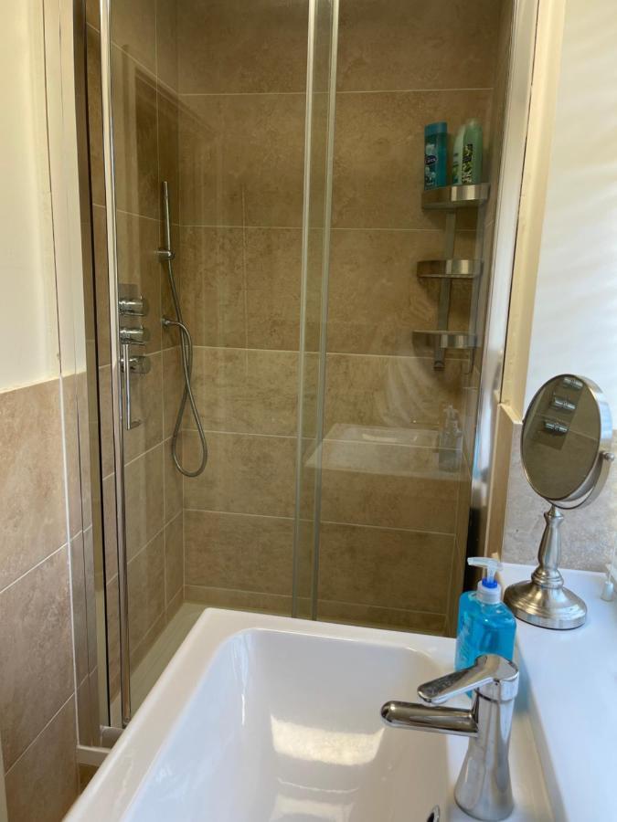 Staines-upon-Thames Large Private Room With En-Suite In The House For Professionals מראה חיצוני תמונה